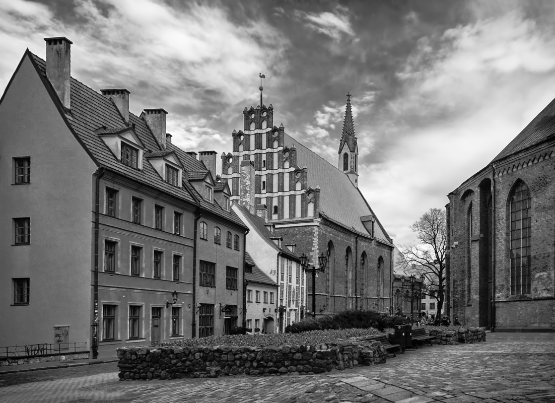 photo "Under murky sky" tags: architecture, black&white, 