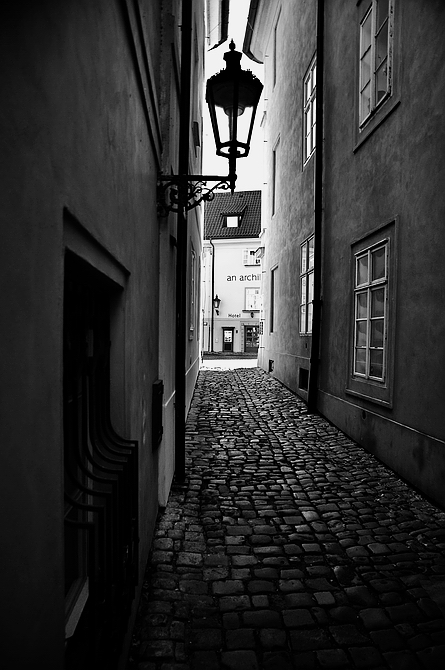 фото "Фонарь и улочка" метки: черно-белые, Prag, Praha, Прага