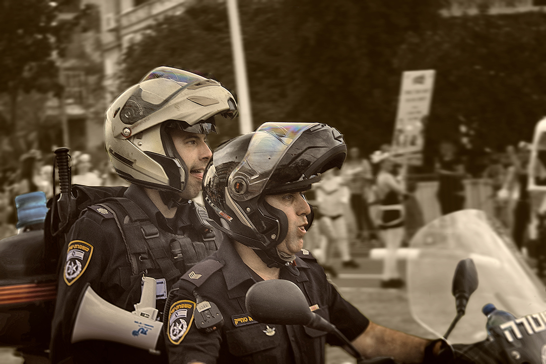 photo "Facial expressions on policing" tags: portrait, city, 