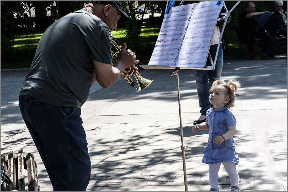 photo "fan" tags: street, genre, city, 