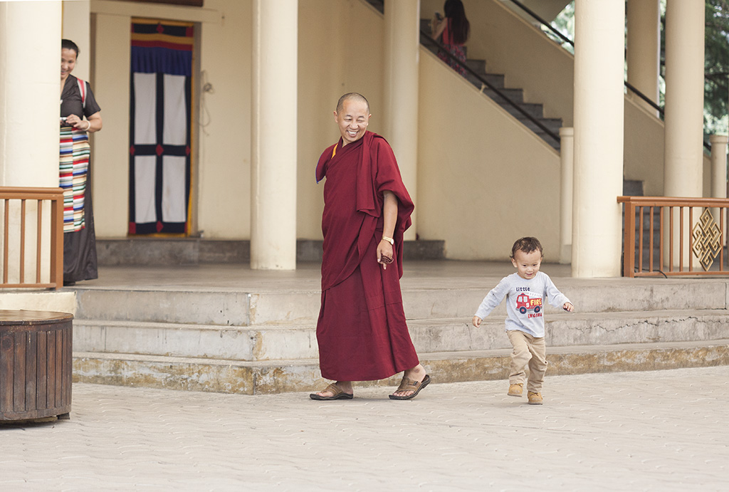 photo "***" tags: reporting, street, genre, children, Непал, индия, монах, тибет