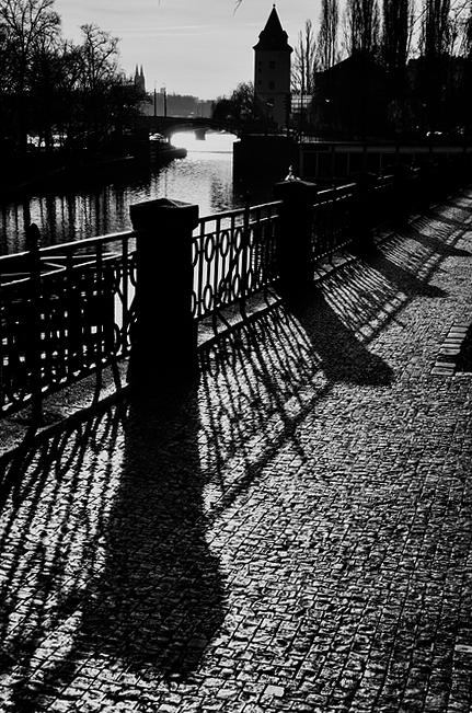 фото "Тени на набережная" метки: черно-белые, Prag, Praha, Прага