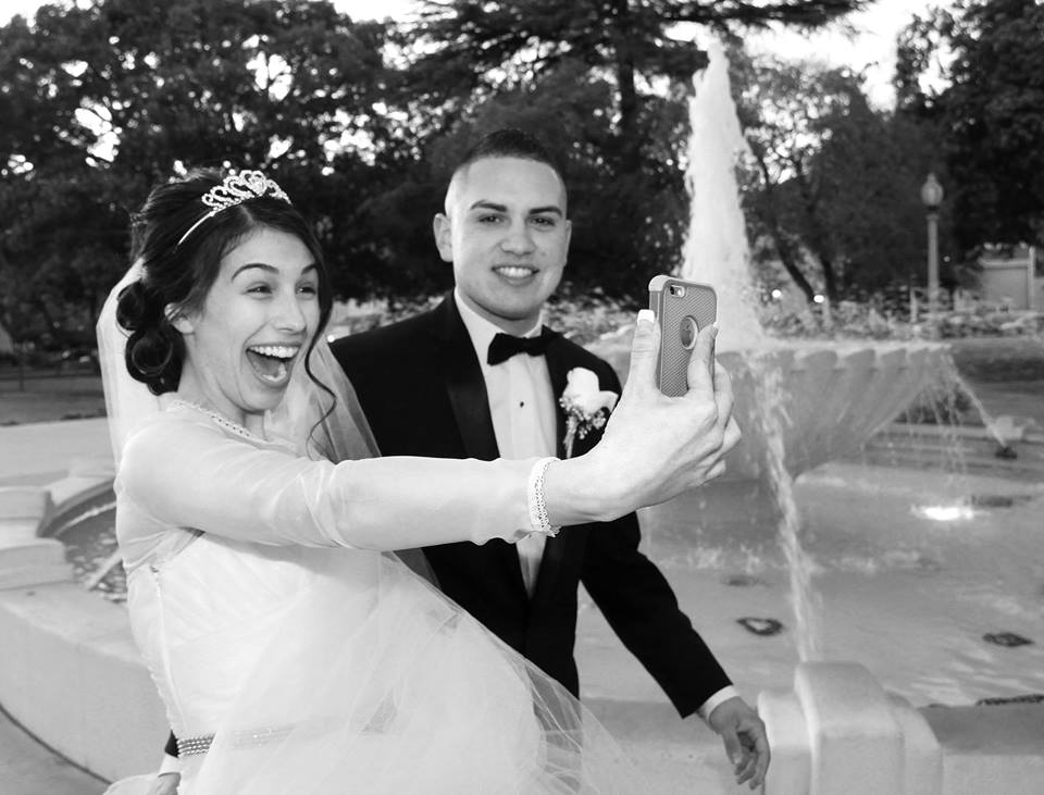 фото "Bridal Cellfie" метки: черно-белые, candid, couple, groom, невеста, свадьба