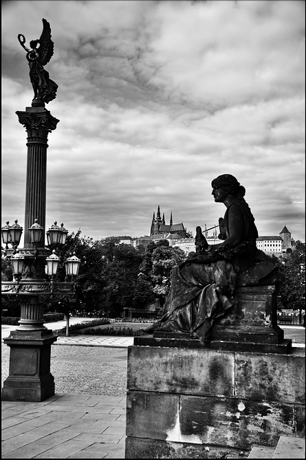 фото "Статуи и Пражский Град" метки: архитектура, черно-белые, Prag, Praha, Прага