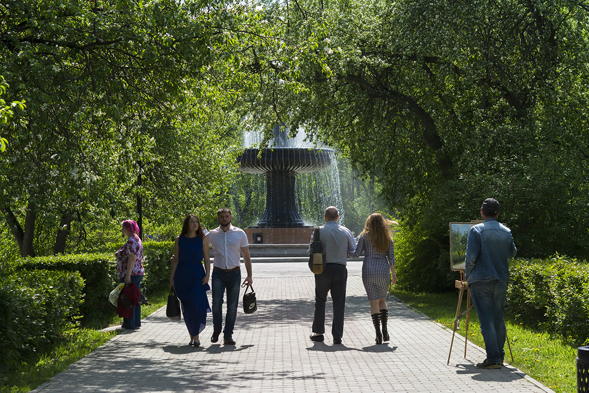 photo "***" tags: street, reporting, park, people, spring, май, отдых, художник