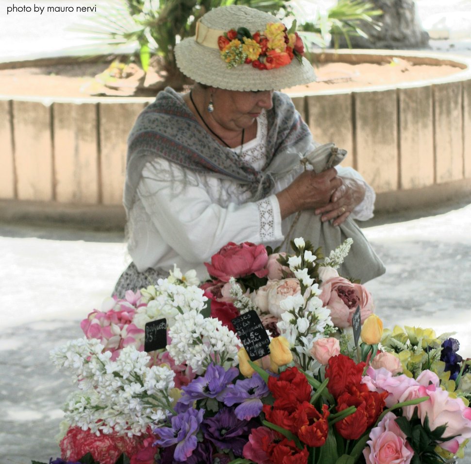 photo "in old costume selling flowers" tags: portrait, 
