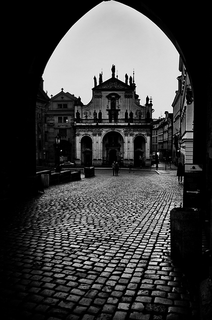 фото "Ворота и костел" метки: черно-белые, Prag, Praha, Прага