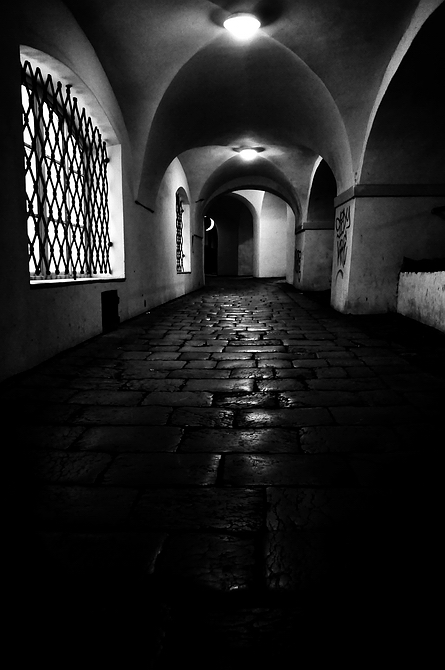 фото "Ночная mостовая и аркада" метки: черно-белые, Prag, Praha, Прага