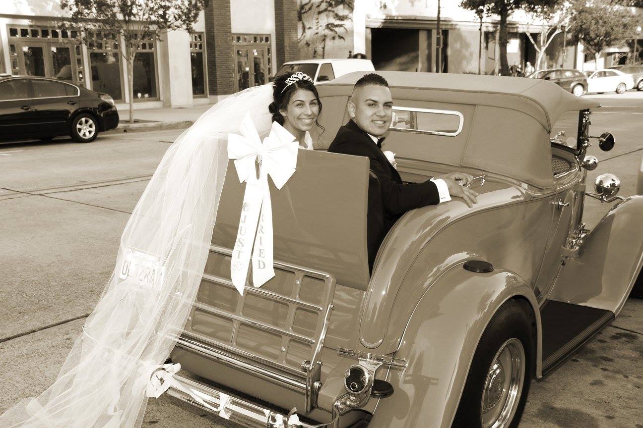 фото "Ready To Rumble" метки: стрит-фото, юмор, auto, car, couple, ford, groom, rumble seat, sepia, transportation, vintage, невеста, свадьба