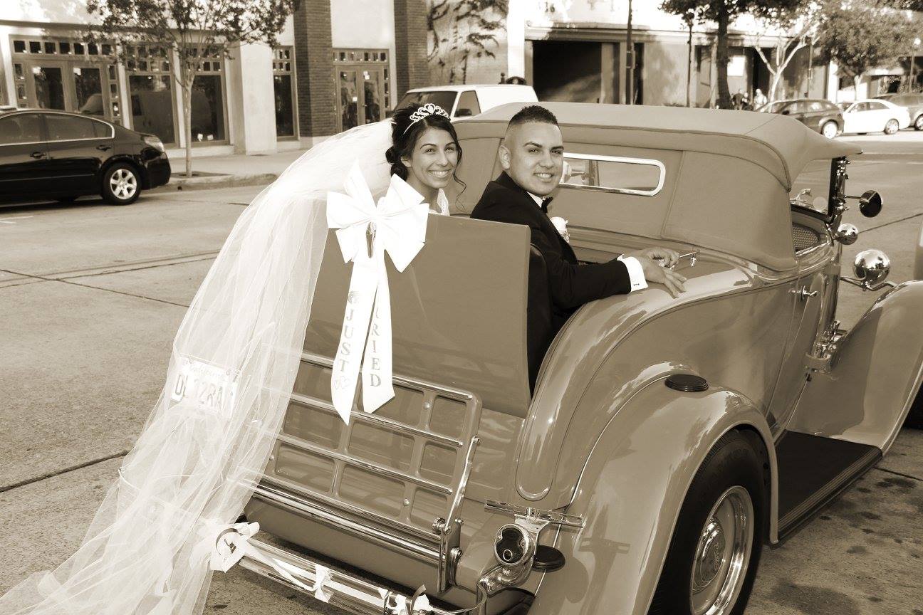 photo "Ready To Rumble" tags: street, humor, auto, bride, car, couple, ford, groom, rumble seat, sepia, transportation, vintage, wedding