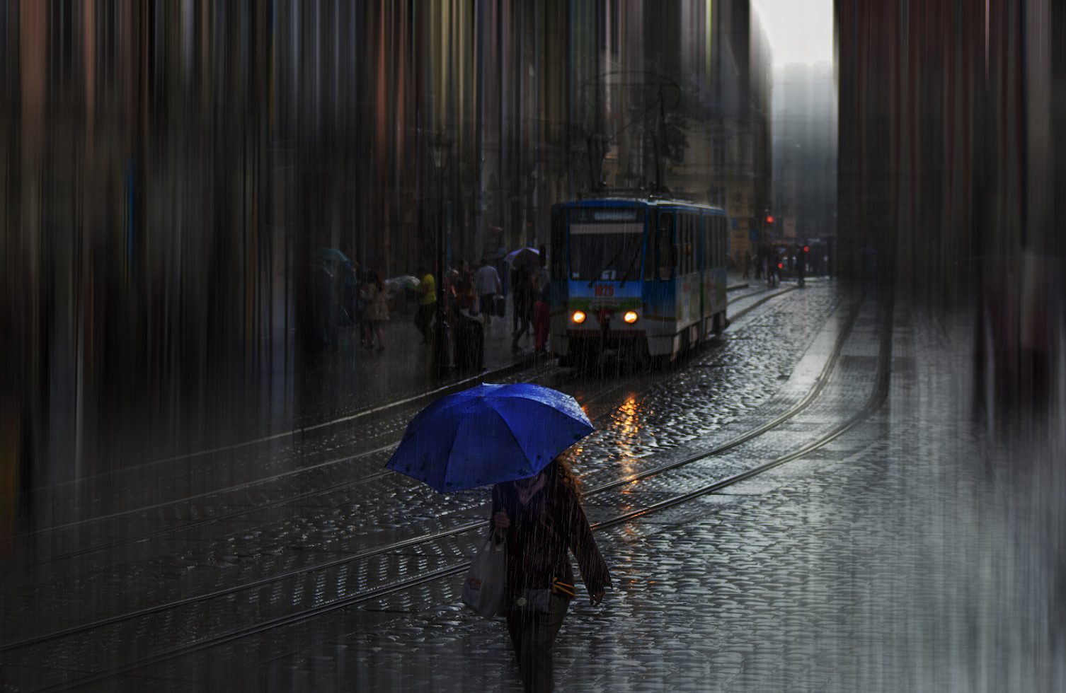 photo "***" tags: street, rain, трамвай