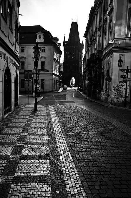 photo "Башня и улица" tags: black&white, street, Prag, Prague, Praha