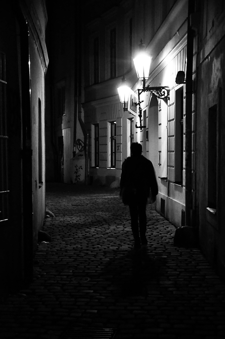 фото "Ночные фонари и фигура" метки: черно-белые, Prag, Praha, Прага