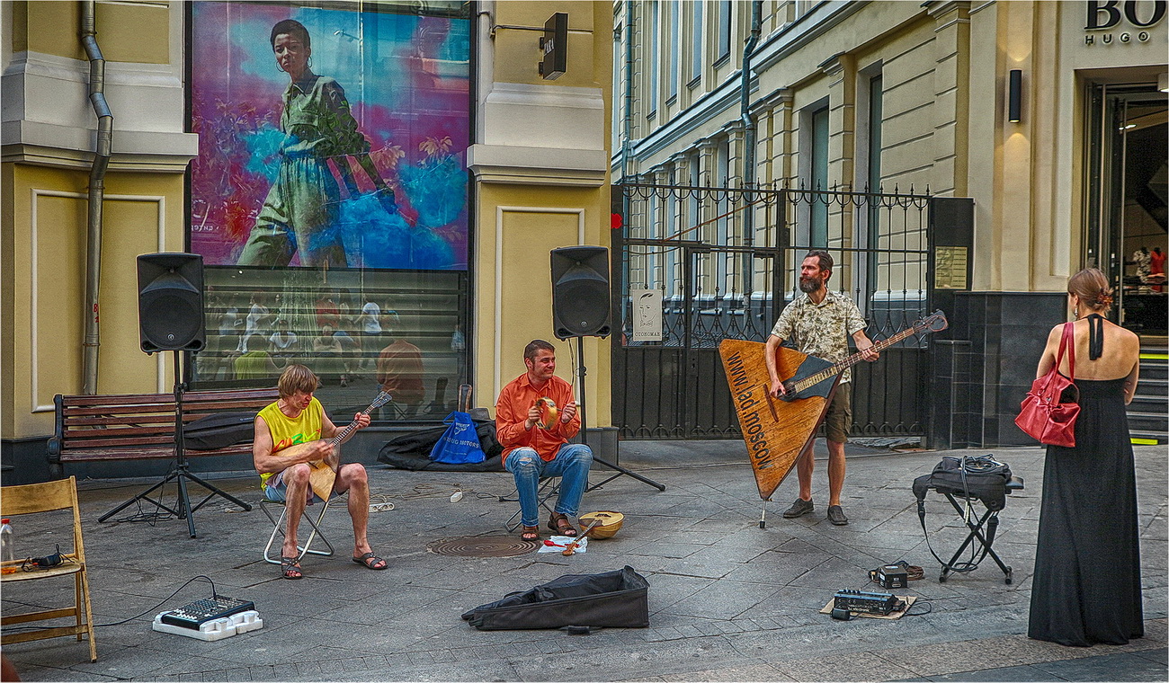 photo "A street concert with tambourine and two balalaikas" tags: street, 