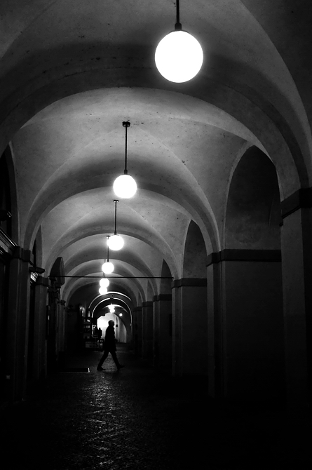 фото "Ночная аркада и фигура" метки: черно-белые, Prag, Praha, Прага