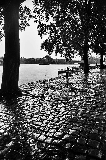 фото "Влтава и mостовая" метки: черно-белые, Prag, Praha, Прага