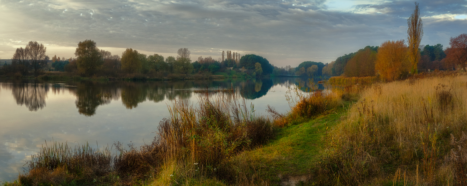 photo "***" tags: landscape, nature, panoramic, autumn, clouds, coast, lake, reflections, sky, tree, Волынь, берега, деревья