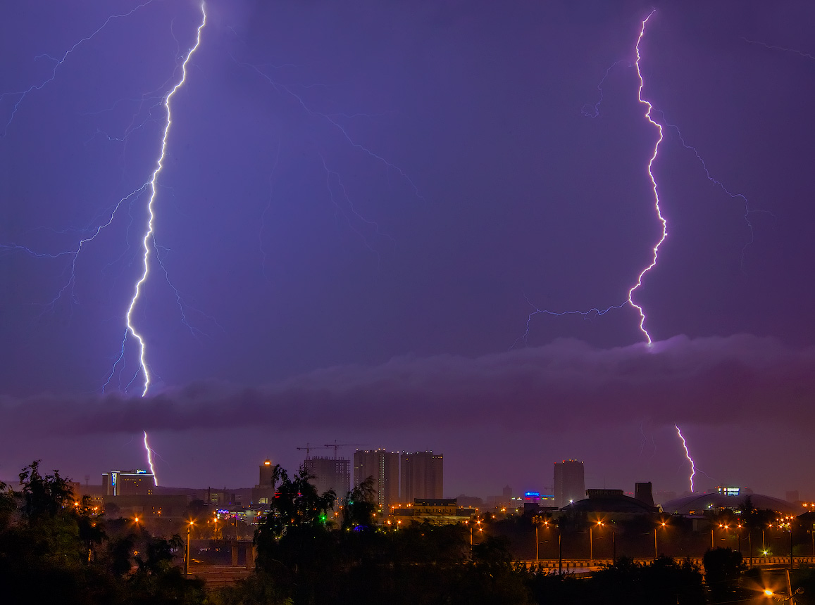 photo "Life in Lightning" tags: city, lightnings, гроза