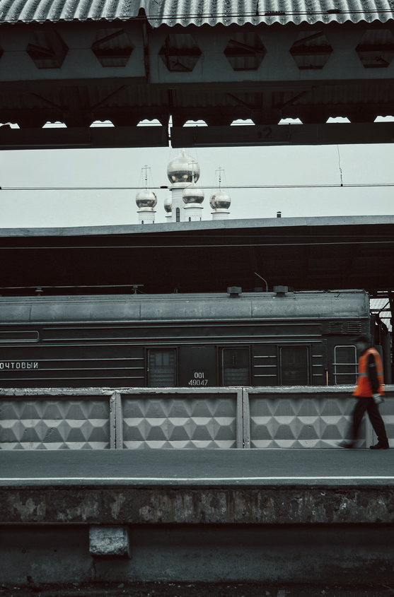 photo "слои" tags: street, misc., city, Russia, вагон, вокзал, купола, поезд, человек