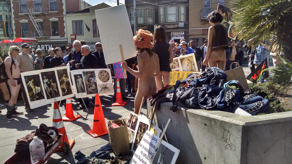 фото "За Отмену Запрета на Появление в Сан Франциско без Одежды (II)." метки: путешествия, стрит-фото, юмор, Nudity Ban II