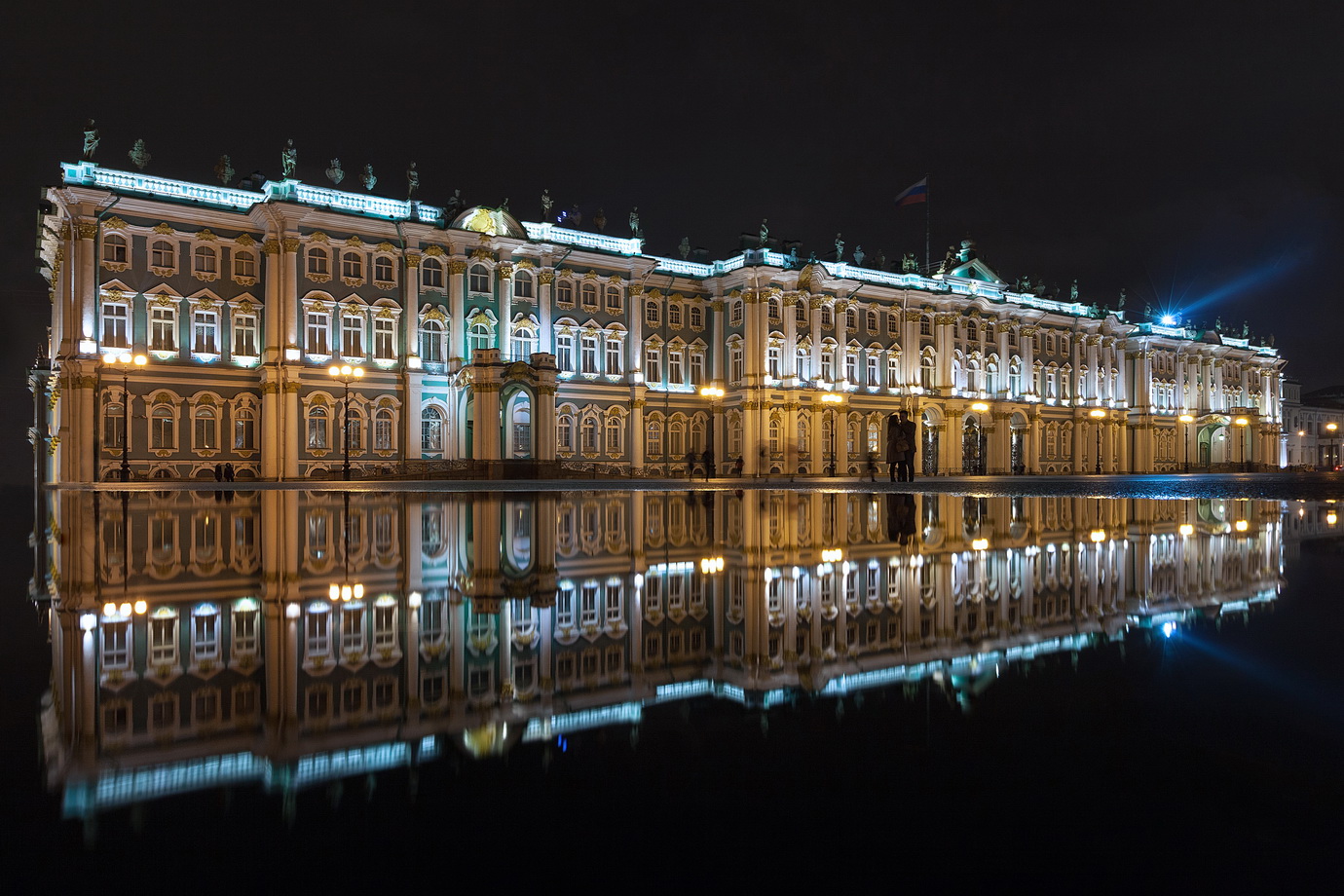 photo "***" tags: architecture, St. Petersburg, Эрмитаж, лужа, отражение