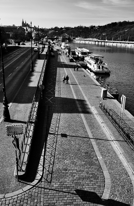 photo "Набережная и река" tags: black&white, Prag, Prague, Praha