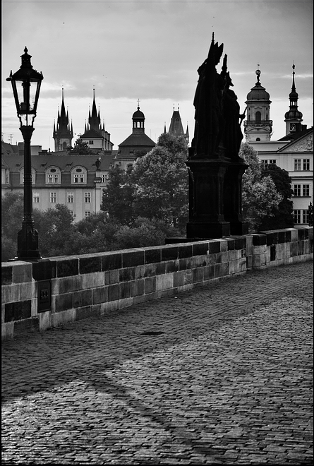 фото "Фонар, скульптурная группа и башни" метки: черно-белые, Prag, Praha, Прага