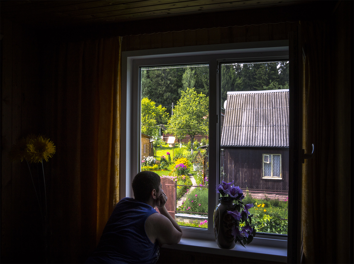 photo "***" tags: genre, вид из окошка, деревенский пейзаж, женщина смотрит в окно, летний день, созерцание