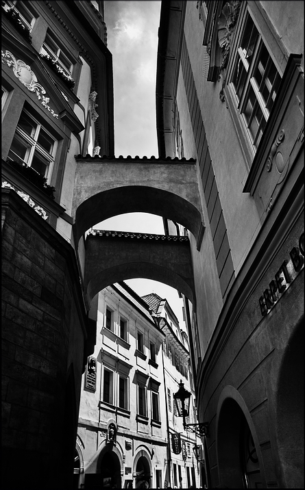 фото "Улица-взгляд наверх" метки: черно-белые, Prag, Praha, Прага