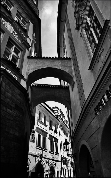 photo "Улица-взгляд наверх" tags: black&white, Prag, Prague, Praha