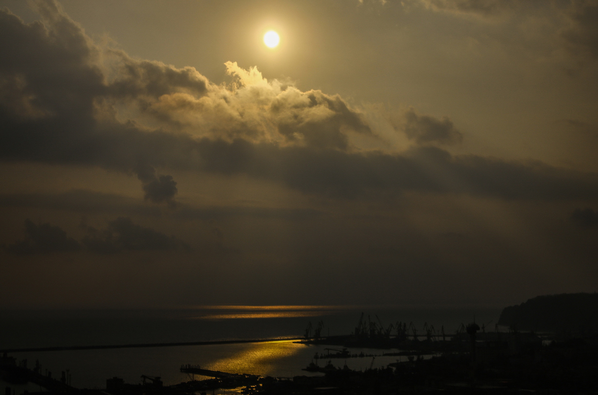 photo "светило" tags: misc., landscape, city, clouds, evening, sea, sun, water, порт