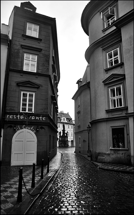photo "Скульптурная группа и улочка" tags: architecture, black&white, Prag, Prague, Praha