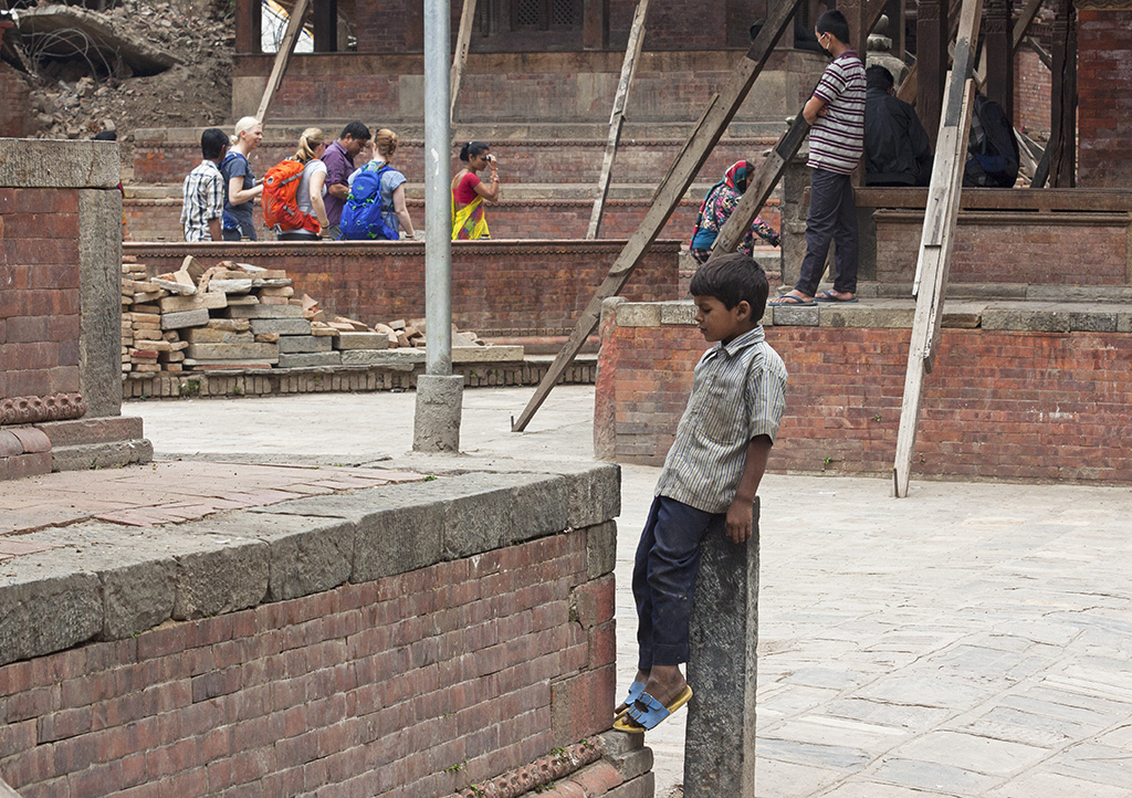 photo "***" tags: reporting, genre, city, boy, Катманду, Непал