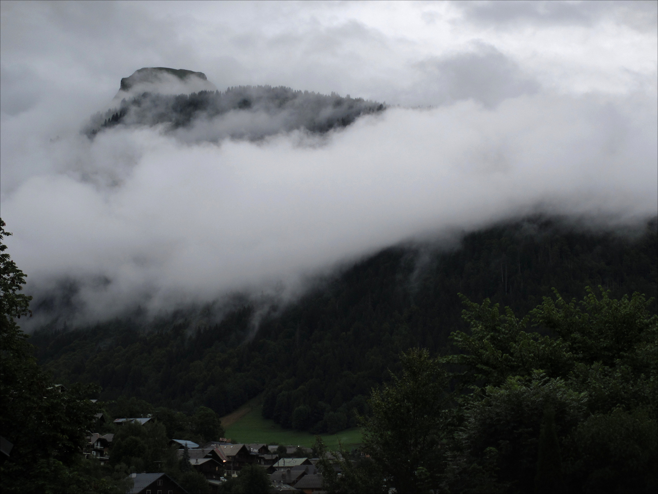 photo "Cloudy evening in Morzine" tags: nature, landscape, travel, French Alps, Morzine, low clouds, mountains in clouds, горы в облаках, низкая облачность