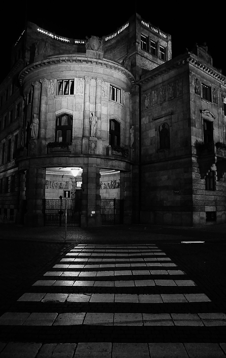 photo "Ночной дворец и переход" tags: black&white, architecture, Prag, Prague, Praha