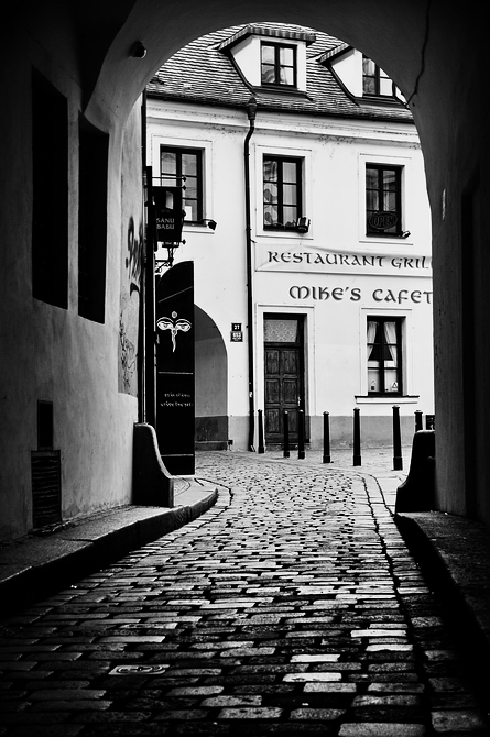 фото "Окна, проезд и мостовая" метки: черно-белые, Prag, Praha, Прага