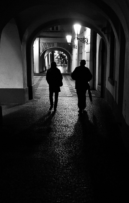 photo "Ночная аркада и фигури" tags: black&white, Prag, Prague, Praha
