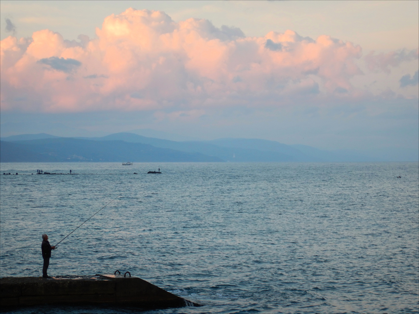 фото "fishing at the pink sunset" метки: природа, пейзаж, путешествия, fisherman, Крым, закат, рыбак