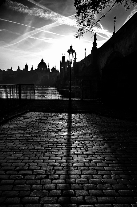 photo "Утренние панорама и мостовая" tags: black&white, Prag, Prague, Praha