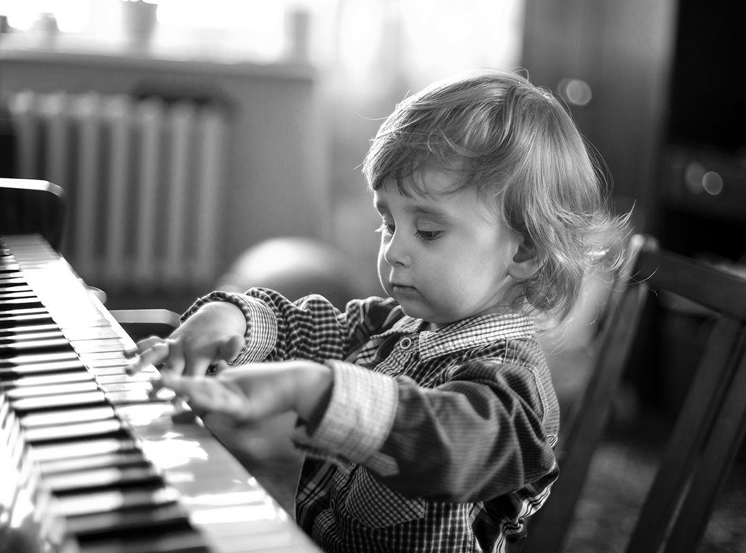 photo "***" tags: portrait, genre, black&white, children, монохром, музыка, пианино, чёрно-белое