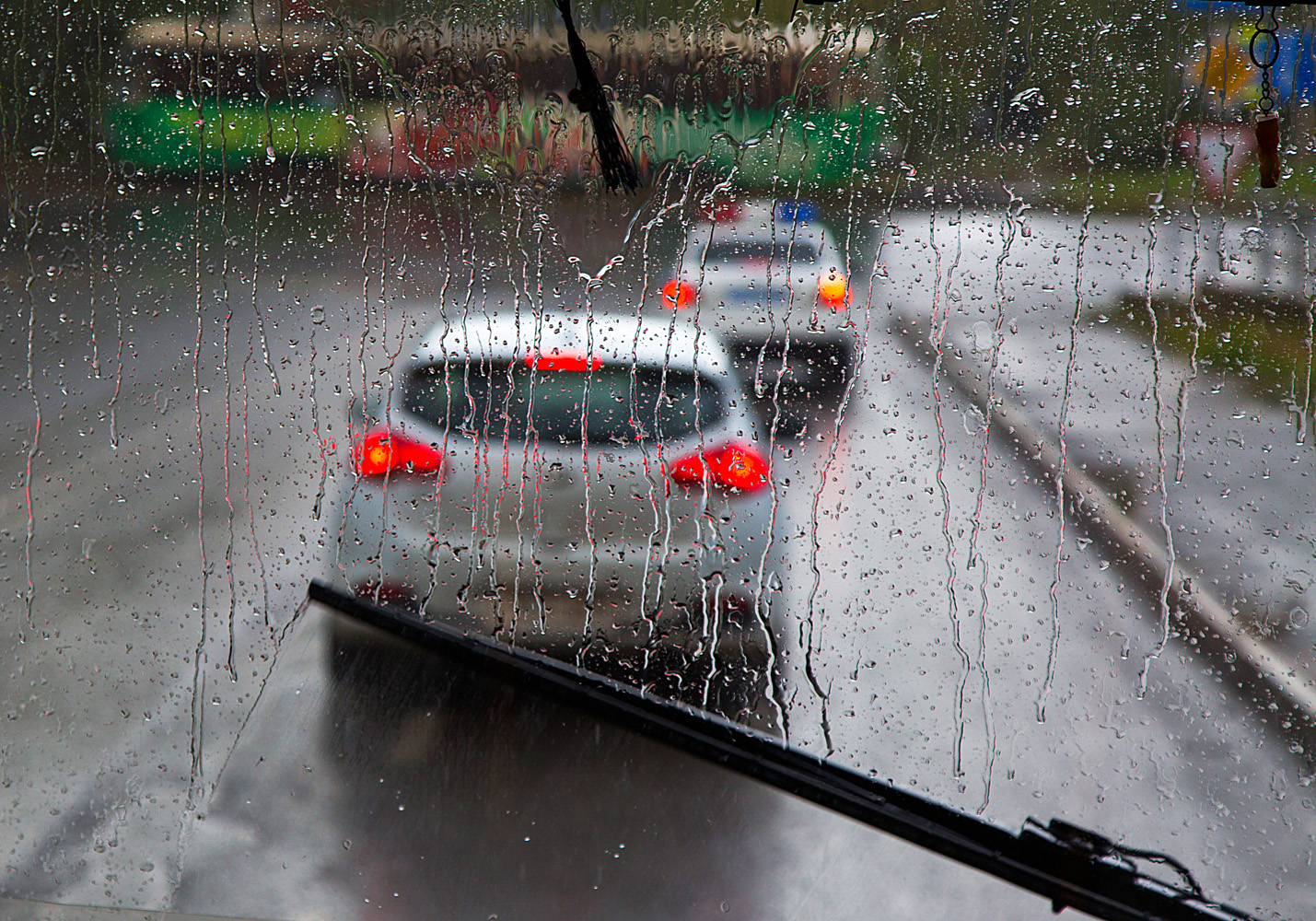 photo "***" tags: street, autumn, rain, авто, дворник