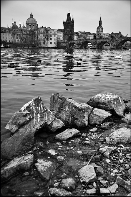 photo "Вид с берега" tags: black&white, Prag, Prague, Praha
