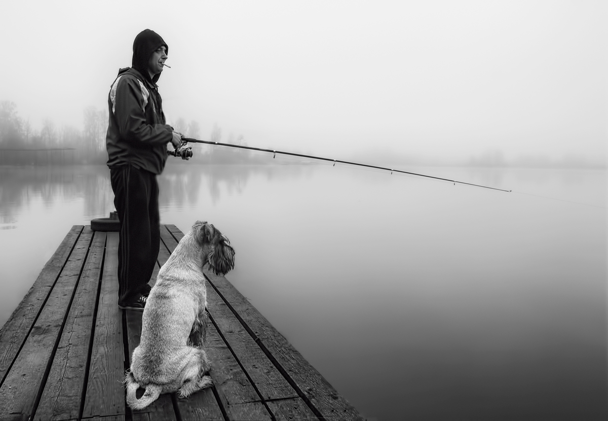 photo "***" tags: black&white, genre, fog, morning, spring, Приозерск, рыбак, собака