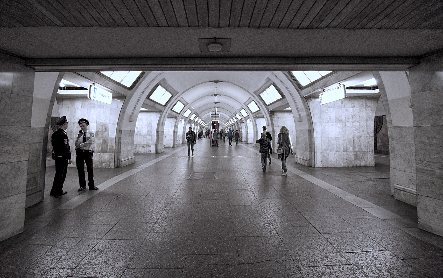 photo "***" tags: street, genre, architecture, subway, городской транспорт, подземка, подземный транспорт
