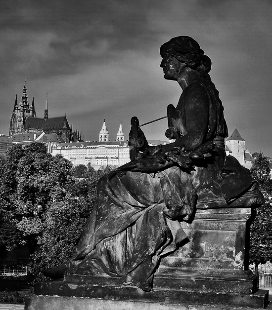 photo "Пражский Град и статуя" tags: architecture, black&white, Prag, Prague, Praha