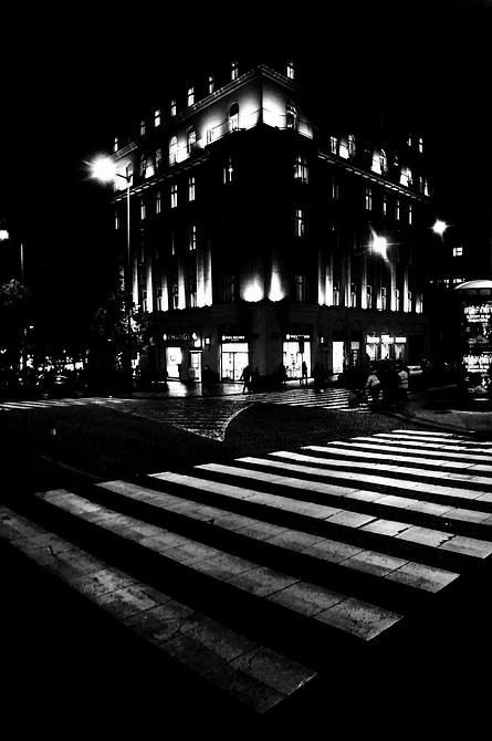 photo "Ночной дом и переход" tags: black&white, Prag, Prague, Praha