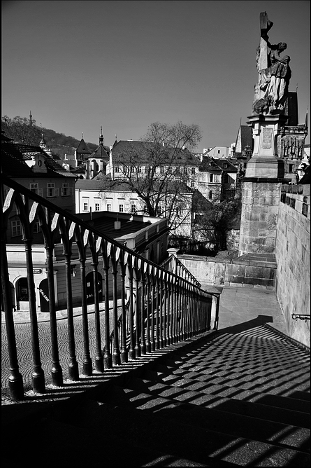 фото "Взгляд из лестница-2" метки: черно-белые, Prag, Praha, Прага