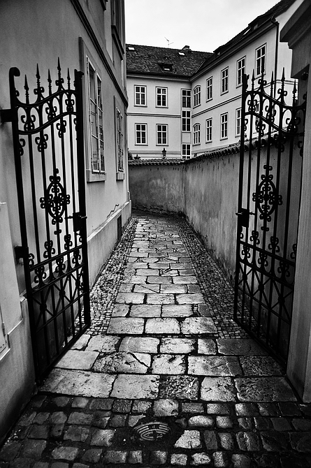 фото "Войди́те пожалуйста!" метки: черно-белые, Prag, Praha, Прага
