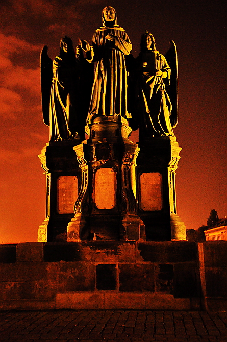 фото "Ночная скульпту́рная гру́ппа" метки: архитектура, Prag, Praha, Прага
