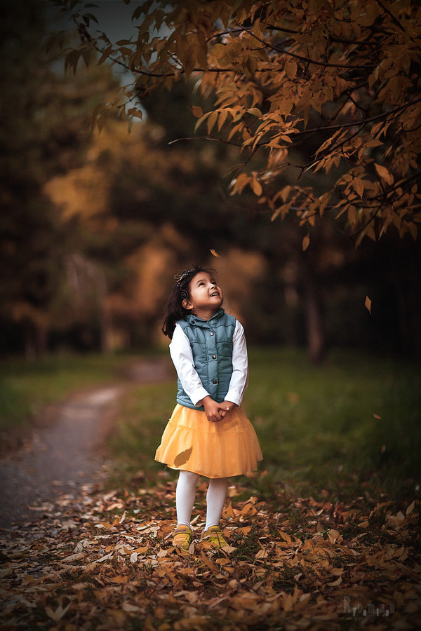 photo "***" tags: street, autumn, child, children, Алматы, Казахстан, девочка, детский портрет, листва